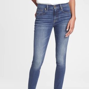 Gap Mid Rise True Skinny Jeans with WashWell Size 27